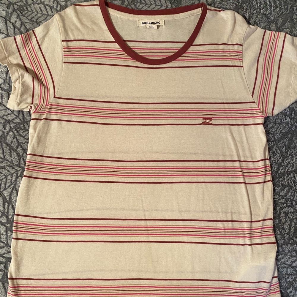This is a women’s short-sleeved top